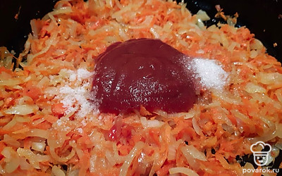 Добавить томатную пасту, соль, сахар, перец, специи. 