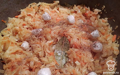 Соединить обжарку с капустой, добавить чеснок, тушить еще 5 минут. 