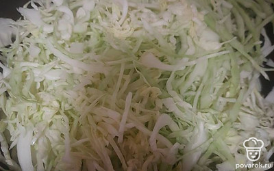 Капусту нашинковать или натереть соломкой, обжарить.