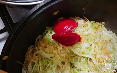 Когда капуста обретёт золотистый цвет, добавить томатную пасту.