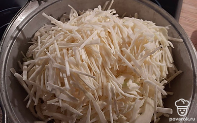 Капусту нашинковать и поставить на медленный огонь. Я тушу в казане в течение 1,5 часов, периодически перемешивая.