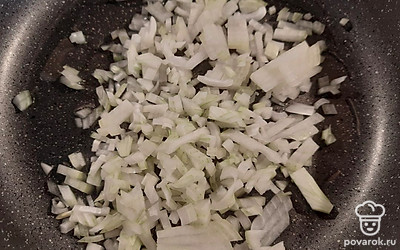 Лук почистить, мелко порезать и обжарить до готовности.