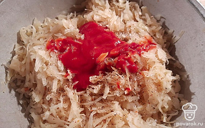 Когда капуста станет мягкой, добавить соль, перец, томатную пасту и лук. Тушить 10 минут и снять с огня.