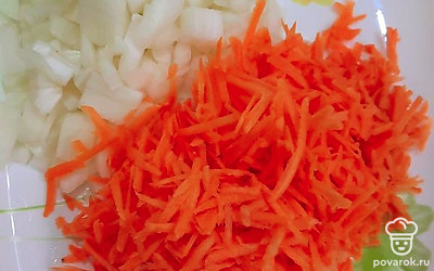 Порезать лук, натереть на терке морковь. 