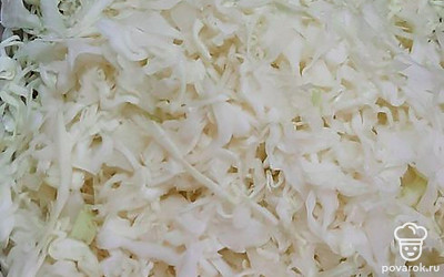 Нашинковать капусту.