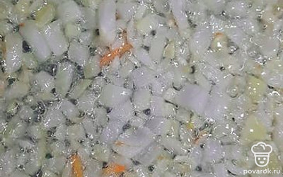 Обжарить лук.