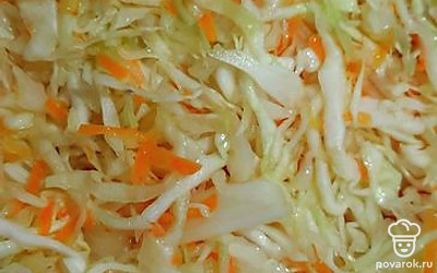 Добавить капусту, перемешать. 