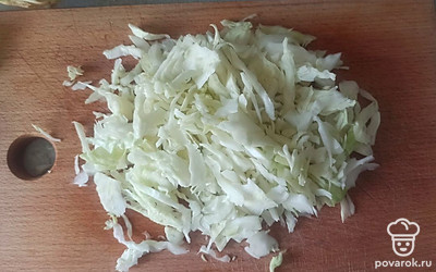 Нашинкуйте капусту.