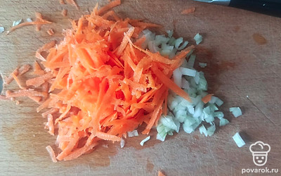 Лук мелко нарежьте, морковь натрите на терке.