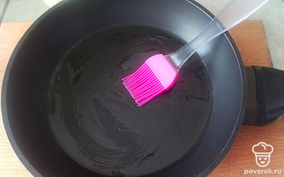 Смажьте сковороду маслом.