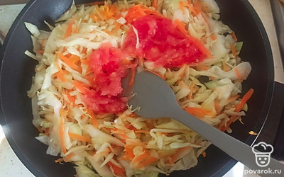 Натрите помидор и добавьте в сковороду, доводим до готовности, в конце солим. 