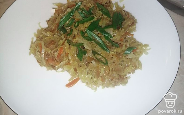 Тушеная капуста с зеленым луком на гарнир — Рецепт с фото