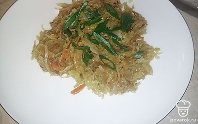 Тушить капусту до готовности, если капуста жесткая, то можно добавить немного воды. Затем добавить соль и любимые специи. В этот раз я взяла чеснок сушеный, черный молотый перец, молотый кориандр. 