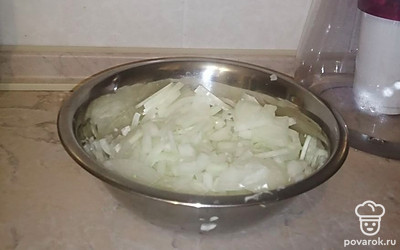 Нарезать лук полукольцами. 