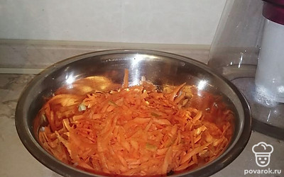 Натереть морковь на крупной тёрке. 