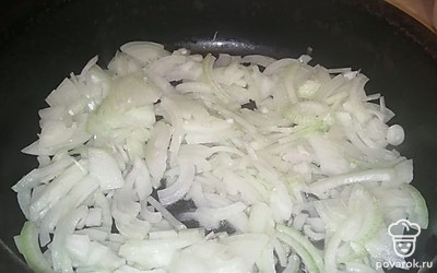 Обжарить лук на масле. 