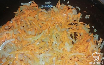 Когда лук начнёт приобретать золотистый оттенок, добавить морковь.