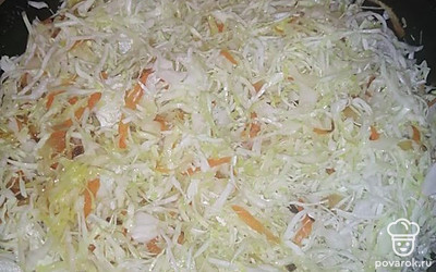 Когда овощи поджарятся, добавить к ним капусту. 