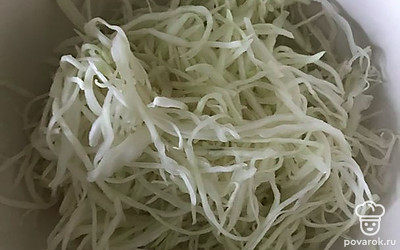 Нашинковать капусту.