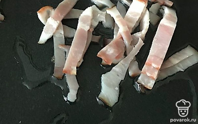 Порезать и обжарить бекон.