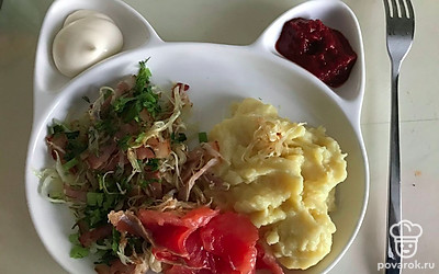 Подавать с пюре, красной рыбой и чесночным соусом.