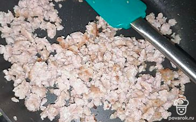 Обжарить фарш на подсолнечном масле минут 7.