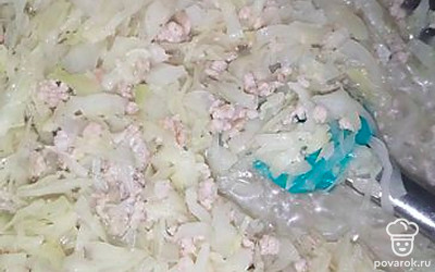 Добавить специи по вкусу и тушить 40 минут под крышкой. 