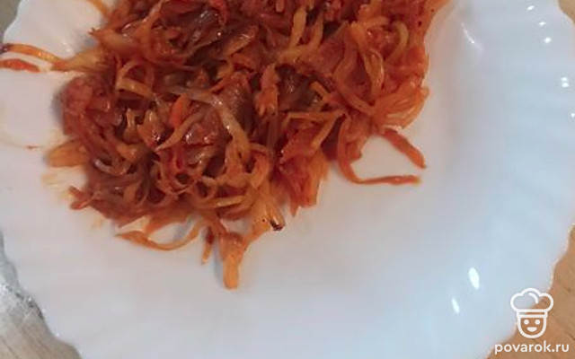 Тушеная томатная капуста с морковью и луком — Рецепт с фото