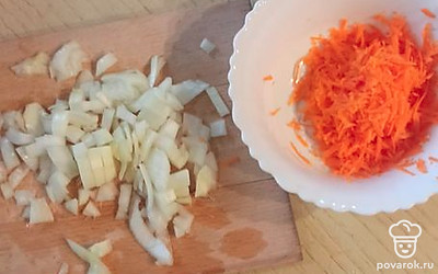 Нашинковать капусту, порезать лук, натереть морковь на крупной терке. 