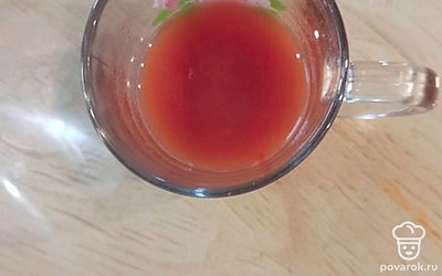 Развести томатную пасту с водой. 
