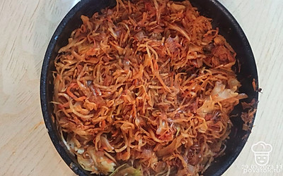 Добавить в капусту, посолить, поперчить, тушить до готовности. 