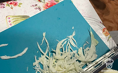 Шинкуем капусту специальным ножом, для удобства. 