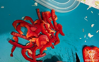 Болгарский перец режем длинными кусочками. 