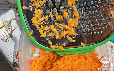 Натираем морковку.