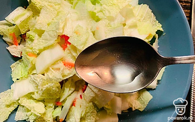 Переложите в тарелку, перемешайте. Добавьте растительное масло.