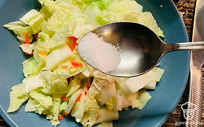 Добавьте сахар и соль, все смешайте. После добавьте уксус.