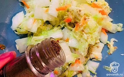 Добавьте приправу карри. Отправьте в холодильник минимум на 30 минут.