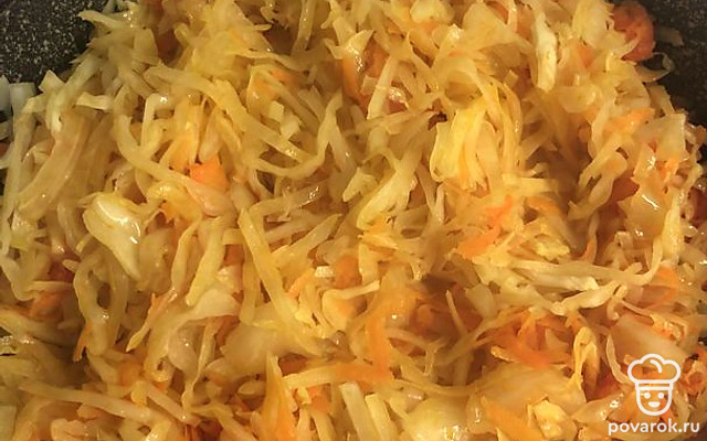 Тушеная капуста с репчатым луком и томатной пастой — Рецепт с фото