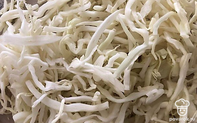 Нашинковать капусту.