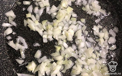Мелко нарезать лук и отправить его на сковородку.