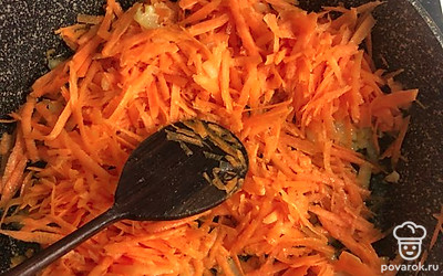 Натереть морковь и отправить на сковородку к луку.