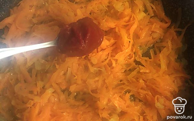 Добавить томатную пасту.