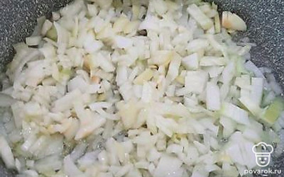 Порезать лук и положить в разогретую сковороду добавленную масло.