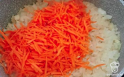 Натереть на тертке морковь. 