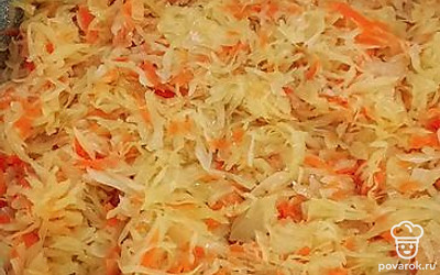 Тушить капусту до готовности. 