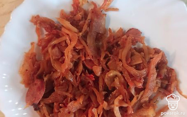 Капуста тушеная с сосисками — Рецепт с фото