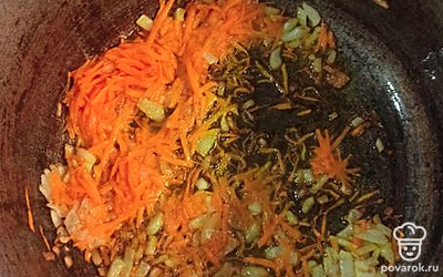 Сделать пережарку из лука и моркови. 