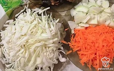 Подготовить ингредиенты. Грибы разморозить.