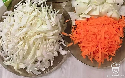 Капусту нарезать соломкой, морковь натереть на терке, лук нарезать произвольно. Сковородку нагреть, соединить все ингредиенты. Добавить специи по вкусу, масло подсолнечное 2 столовые ложки.