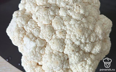 Кочан цветной капусты моем и просушиваем.